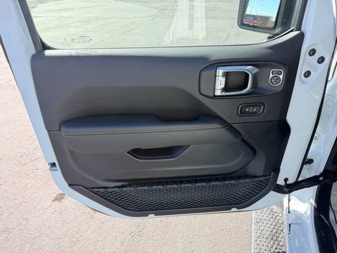 Used 2025 Jeep Wrangler Unlimited Sahara image 13