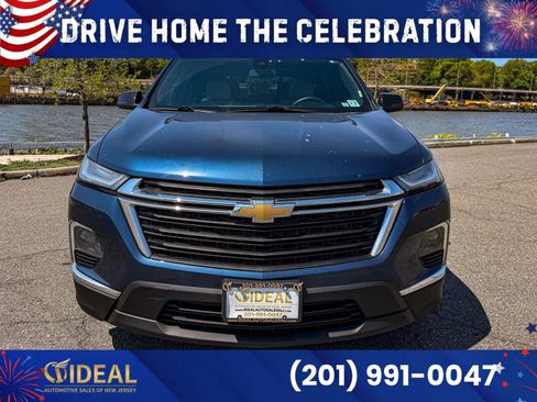 Used 2022 Chevrolet Traverse LS FWD image 2
