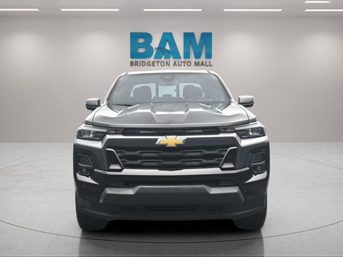 Used 2024 Chevrolet Colorado LT w/ LT Convenience Package III AWD/4WD image 2