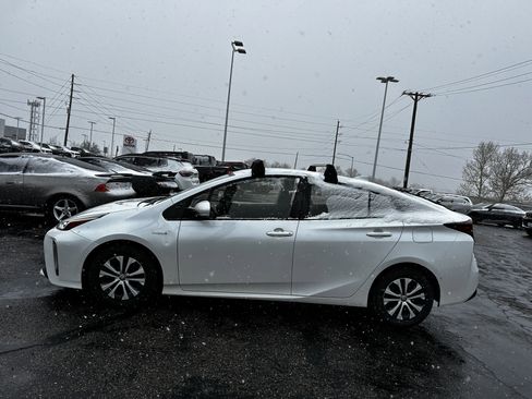 Used 2021 Toyota Prius XLE image 2
