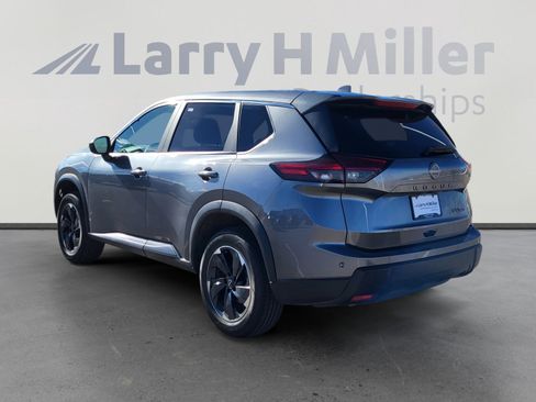 Used 2024 Nissan Rogue SV image 3