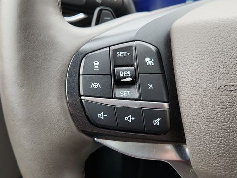 Used 2020 Ford Explorer Platinum w/ Premium Technology Package AWD/4WD image 16