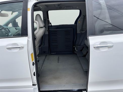 Used 2011 Toyota Sienna XLE w/ Premium Pkg FWD image 14
