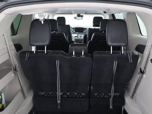 Used 2023 Chrysler Pacifica Touring-L image 26