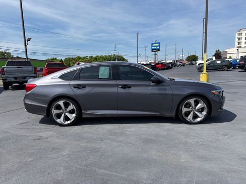 Used 2018 Honda Accord Touring image 2