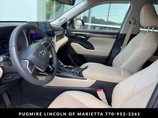 Used 2025 Toyota Highlander Limited AWD/4WD image 3