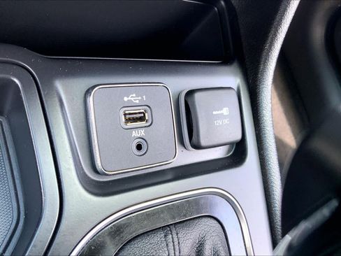 Used 2021 Jeep Cherokee Latitude Plus FWD image 29