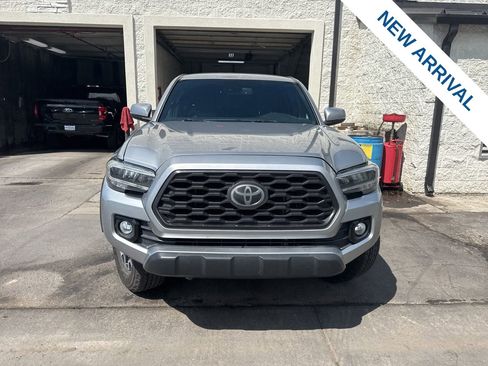 Used 2020 Toyota Tacoma TRD Off-Road w/ Technology Package RWD image 2