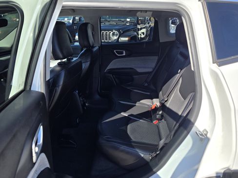 Certified 2022 Jeep Compass Latitude image 18