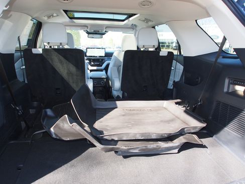 Used 2025 Ford Explorer Platinum w/ Ultimate Package image 17