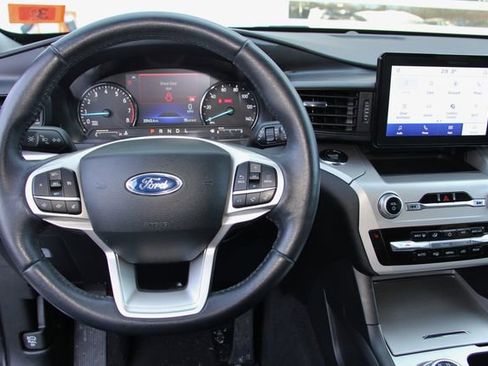 Used 2022 Ford Explorer XLT image 19