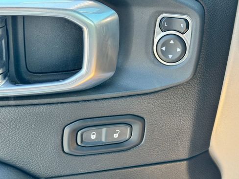 Used 2023 Jeep Wrangler Unlimited Sahara AWD/4WD image 31