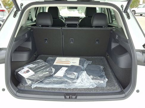 New 2025 Volkswagen Tiguan SE AWD/4WD image 19