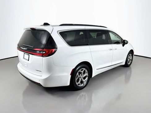 Used 2023 Chrysler Pacifica Limited FWD image 7