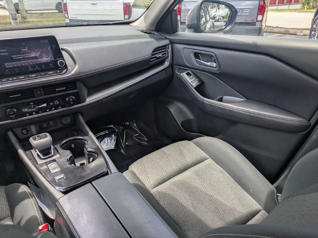 Used 2025 Nissan Rogue SV FWD image 16