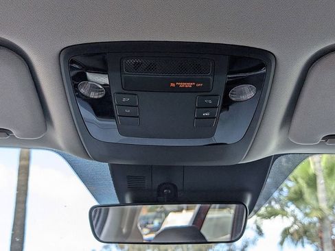 Used 2024 Kia Carnival LX FWD image 25