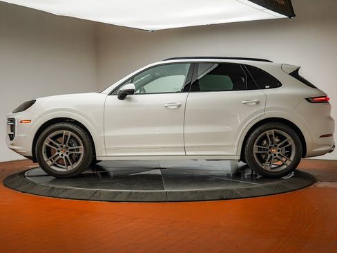 Used 2025 Porsche Cayenne image 3