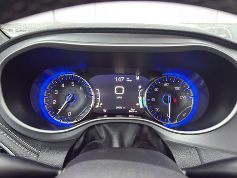 Used 2024 Chrysler Pacifica Touring-L w/ Uconnect Theater Family Group image 17