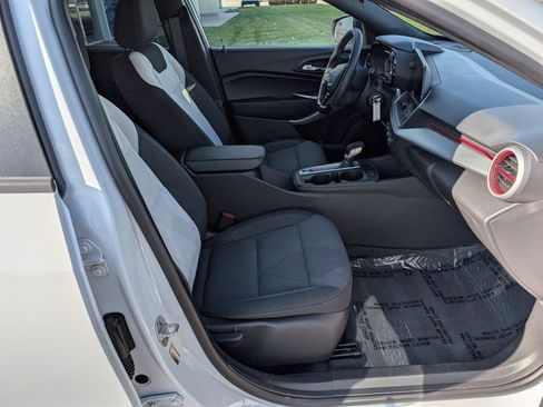 Used 2024 Chevrolet Trax RS w/ Sunroof Package image 4