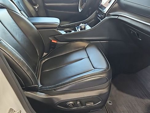 Used 2024 Jeep Grand Cherokee Limited image 13