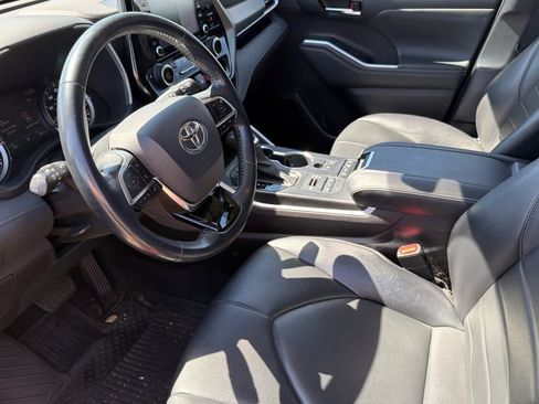 Used 2021 Toyota Highlander XLE AWD/4WD image 9