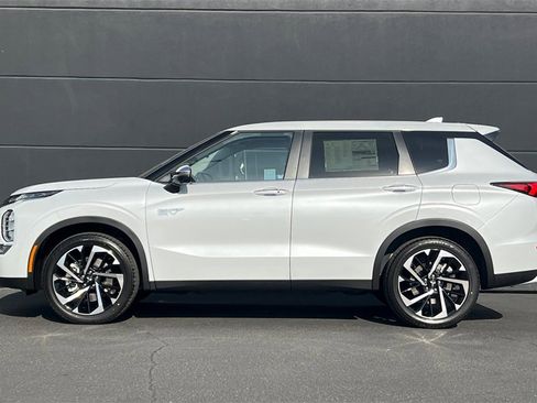 New 2025 Mitsubishi Outlander SE image 8
