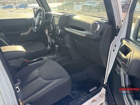 Used 2015 Jeep Wrangler Unlimited Sahara w/ Dual Top Group image 27