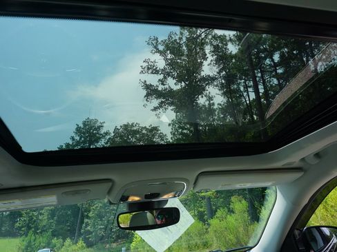 Used 2019 Jeep Cherokee Limited w/ Technology Group FWD image 14