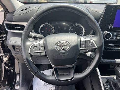 Used 2025 Toyota Highlander LE FWD image 18