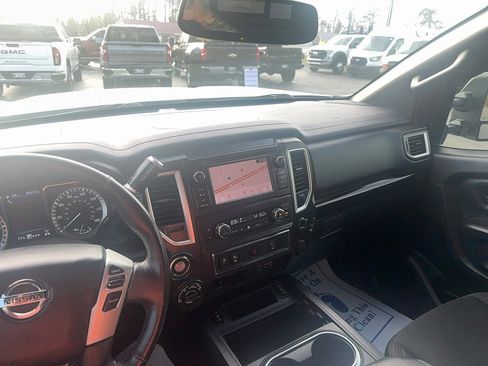 Used 2019 Nissan Titan SV w/ SV Convenience Package image 14