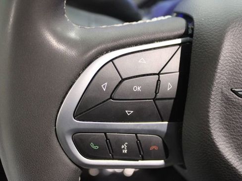 Used 2023 Chrysler Pacifica Touring-L image 31