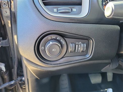 Used 2017 Jeep Renegade Latitude image 13