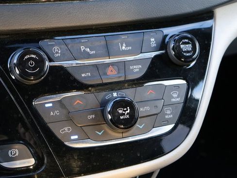 Used 2023 Chrysler Pacifica Touring-L image 29