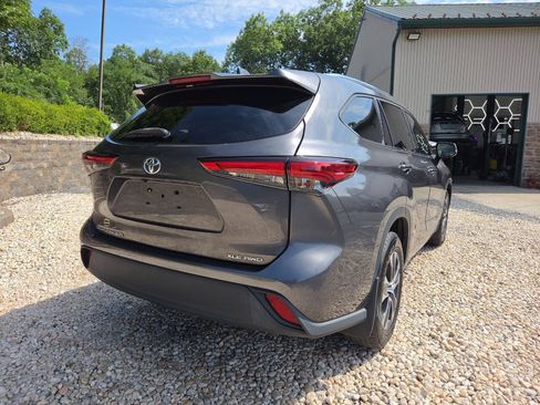 Used 2021 Toyota Highlander XLE AWD/4WD image 8