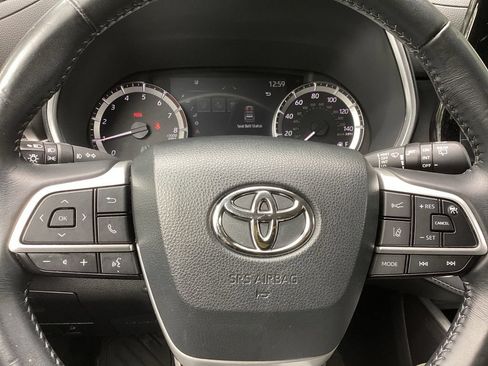 Used 2023 Toyota Highlander XLE AWD/4WD image 19