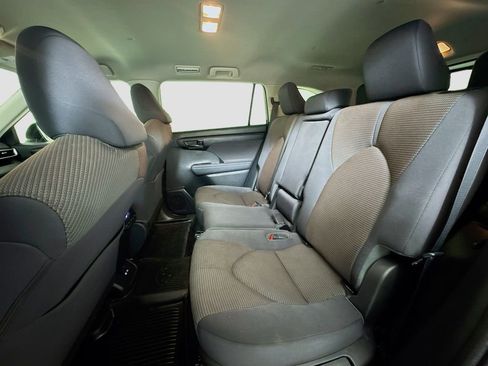 Used 2023 Toyota Highlander LE image 17
