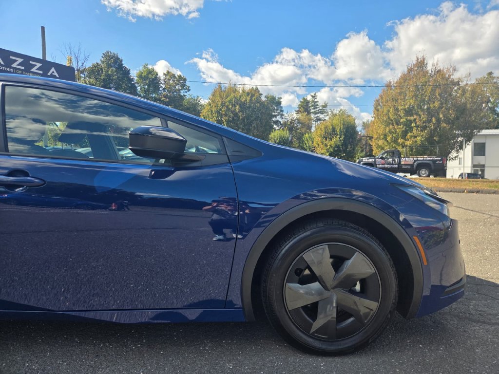 Used 2025 Toyota Prius LE FWD image 17
