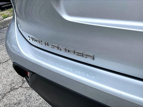 Used 2021 Toyota Highlander XLE FWD image 11