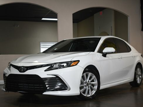 Used 2021 Toyota Camry LE image 4