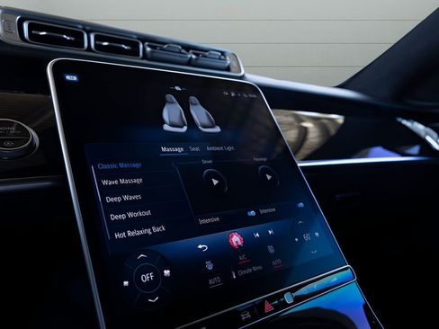 Used 2022 Mercedes-Benz S 580 4MATIC Sedan w/ AMG Line Package image 23