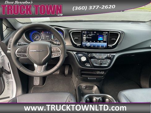Used 2025 Chrysler Pacifica Select FWD image 16