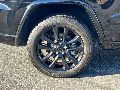 Used 2022 Jeep Grand Cherokee Laredo X image 11