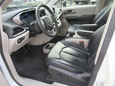 Used 2023 Chrysler Pacifica Touring-L image 20