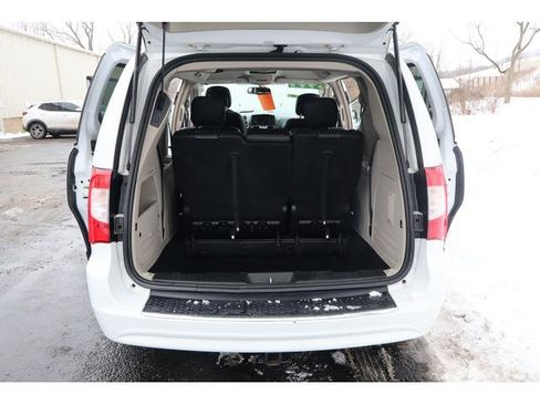 Used 2014 Chrysler Town & Country Touring image 15