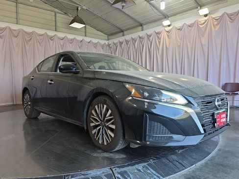 Used 2024 Nissan Altima 2.5 SV w/ SV Premium Package FWD image 10