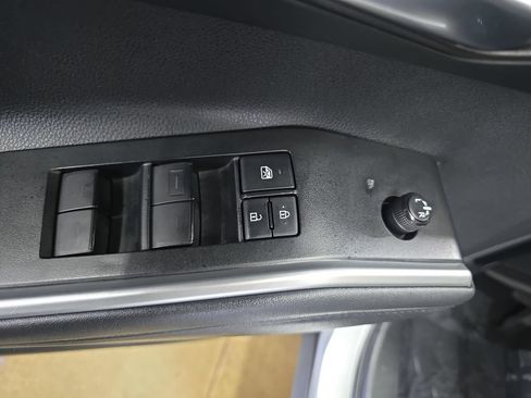 Used 2021 Toyota Highlander XLE AWD/4WD image 29