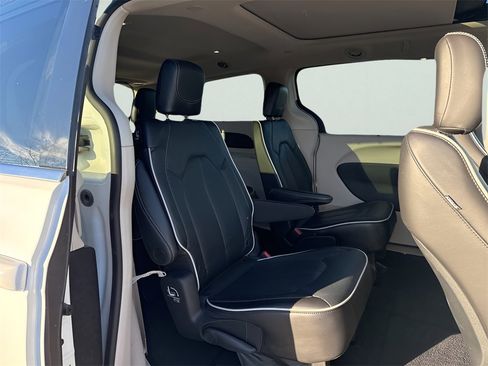 Used 2023 Chrysler Pacifica Limited image 11