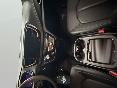 Used 2024 Chrysler Pacifica Limited FWD image 19