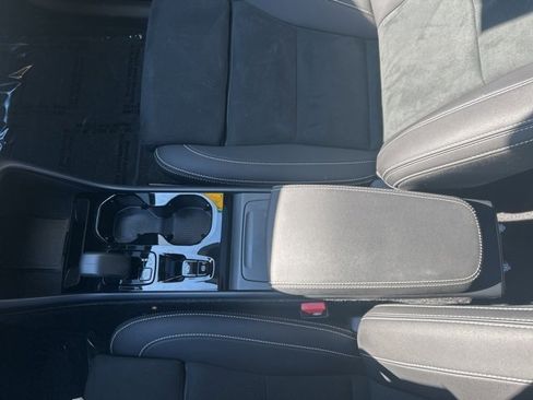 Certified 2025 Volvo XC40 B5 Plus image 26