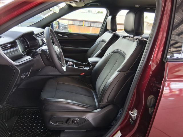 Used 2025 Jeep Grand Cherokee L Laredo RWD image 18